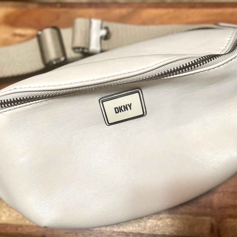 DKNY cross body purse
New without tags 
Multi-caring ways .